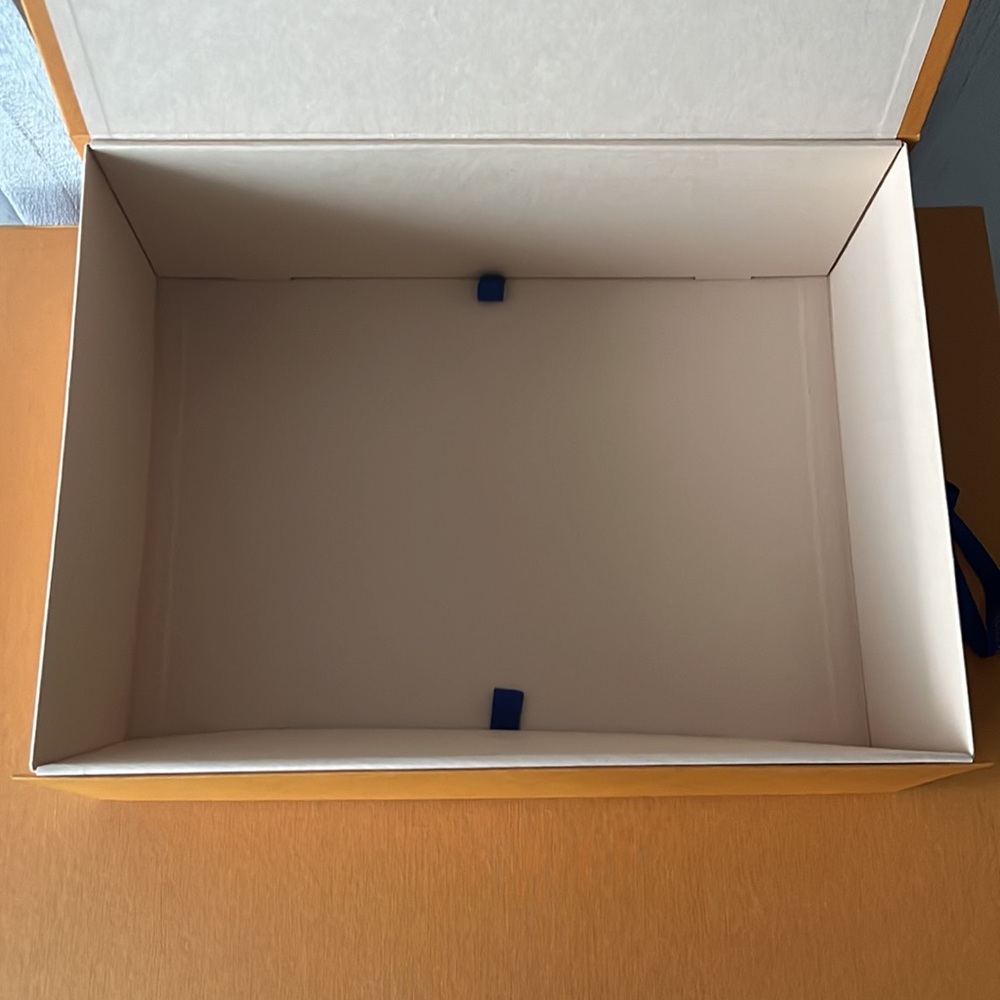Authentic Louis Vuitton Box with Ribbon - Picture 4 of 5